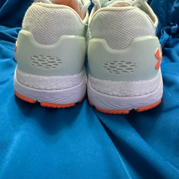 Mint Blue Under Armour Size 7.5 - Picture 6 of 9